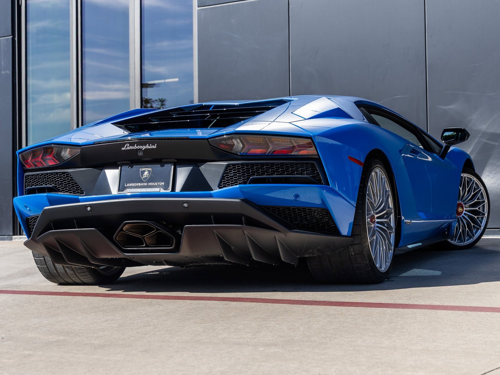 Used 2018 Lamborghini Aventador S image 9