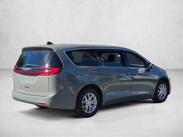 Used 2025 Chrysler Pacifica Select FWD image 4