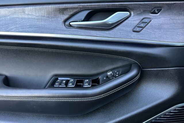 Used 2022 Jeep Grand Cherokee Overland w/ Advanced Protech Group III image 11