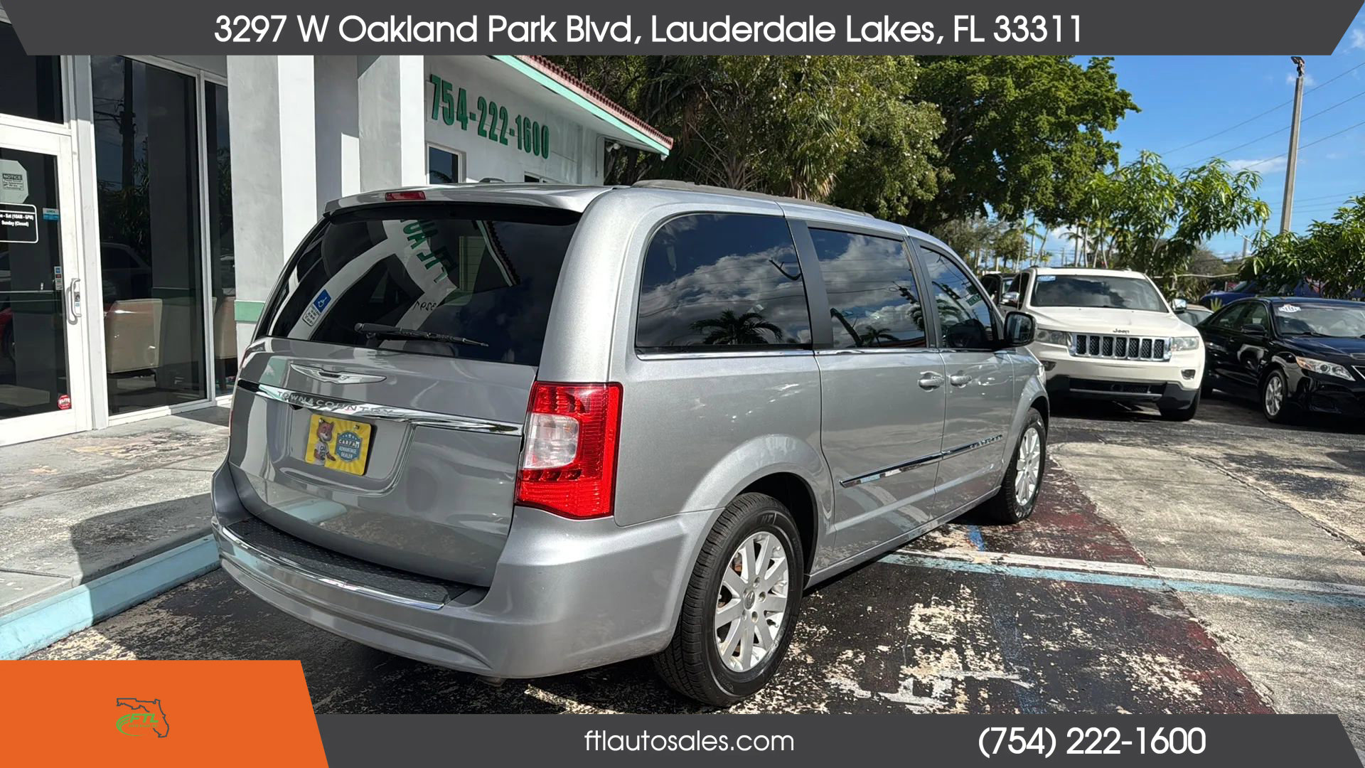 Used 2013 Chrysler Town & Country Touring image 10