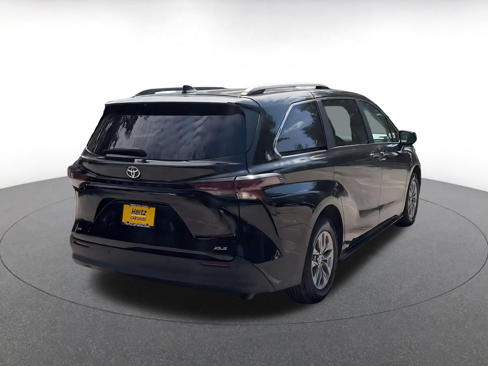 Used 2025 Toyota Sienna XLE FWD image 13