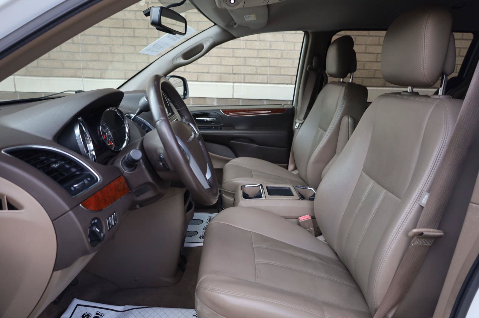Used 2014 Chrysler Town & Country Touring FWD image 16