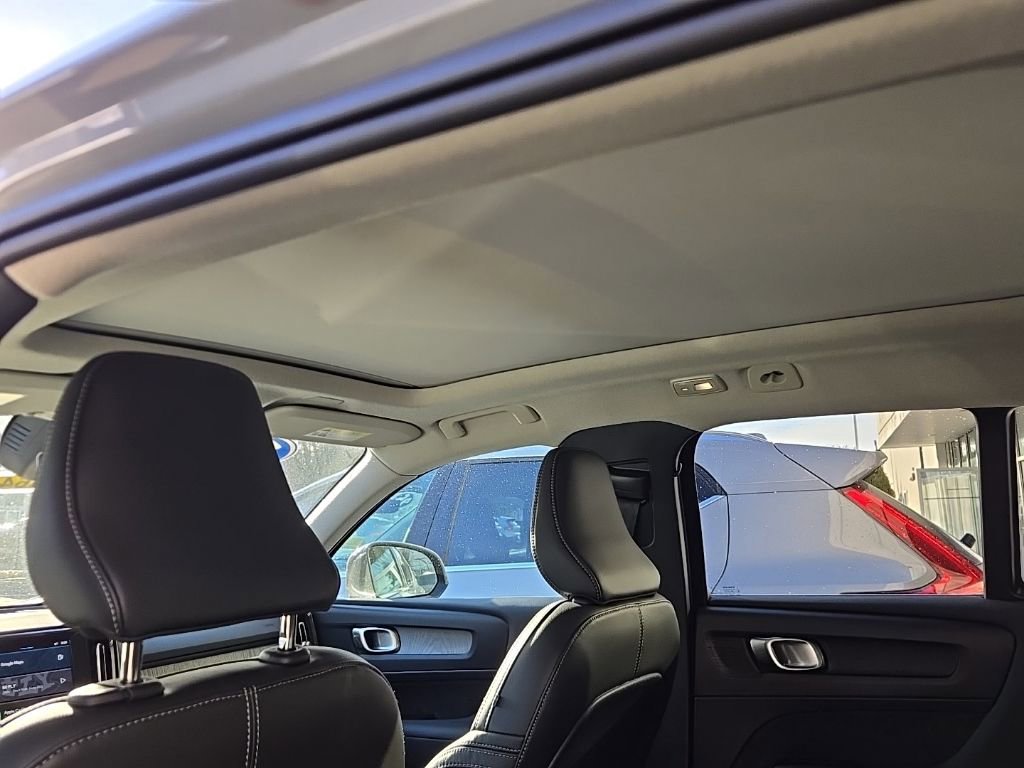 Certified 2025 Volvo XC40 B5 Core image 11
