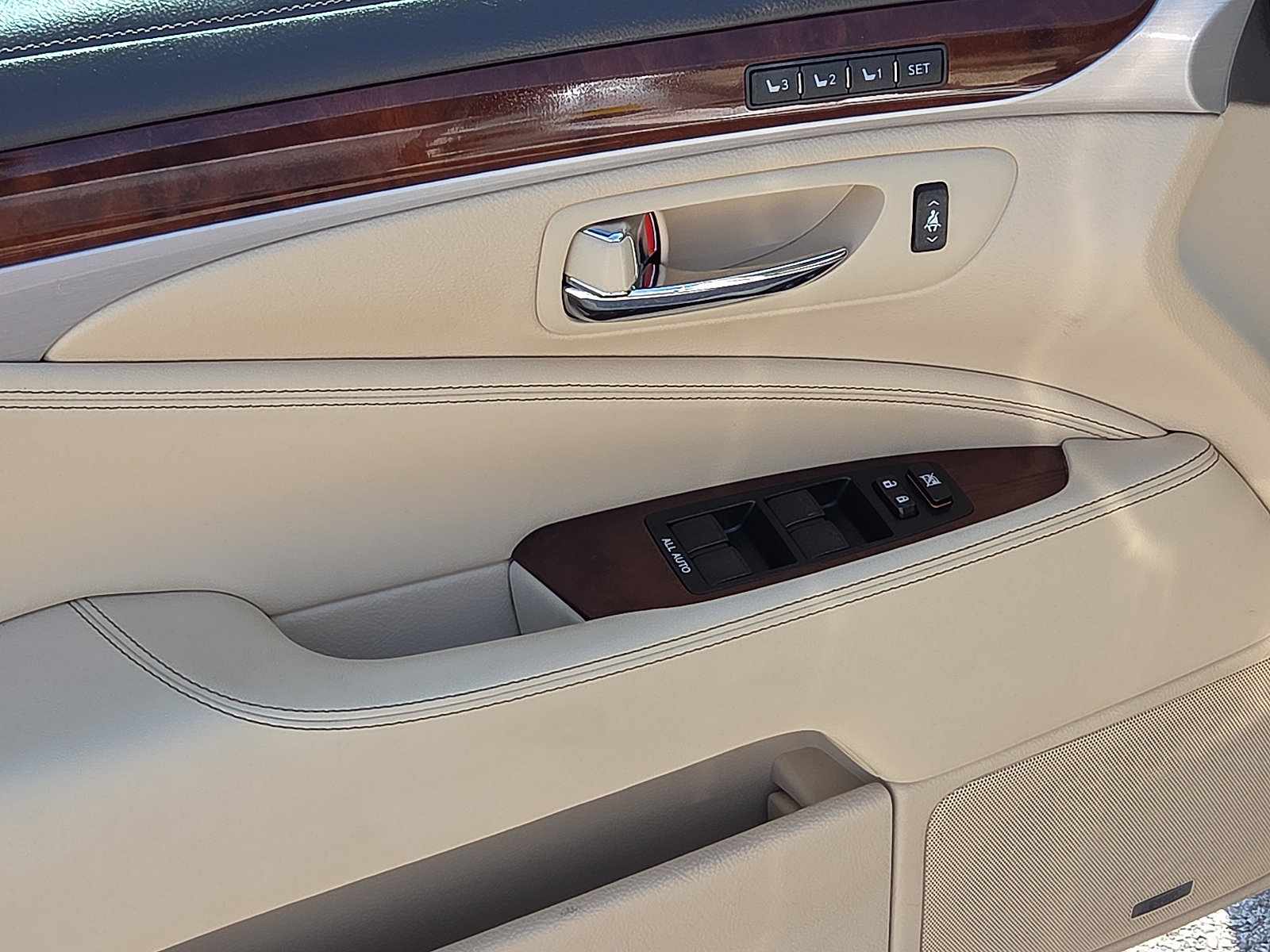 Used 2013 Lexus LS 460 w/ Comfort Pkg RWD image 13