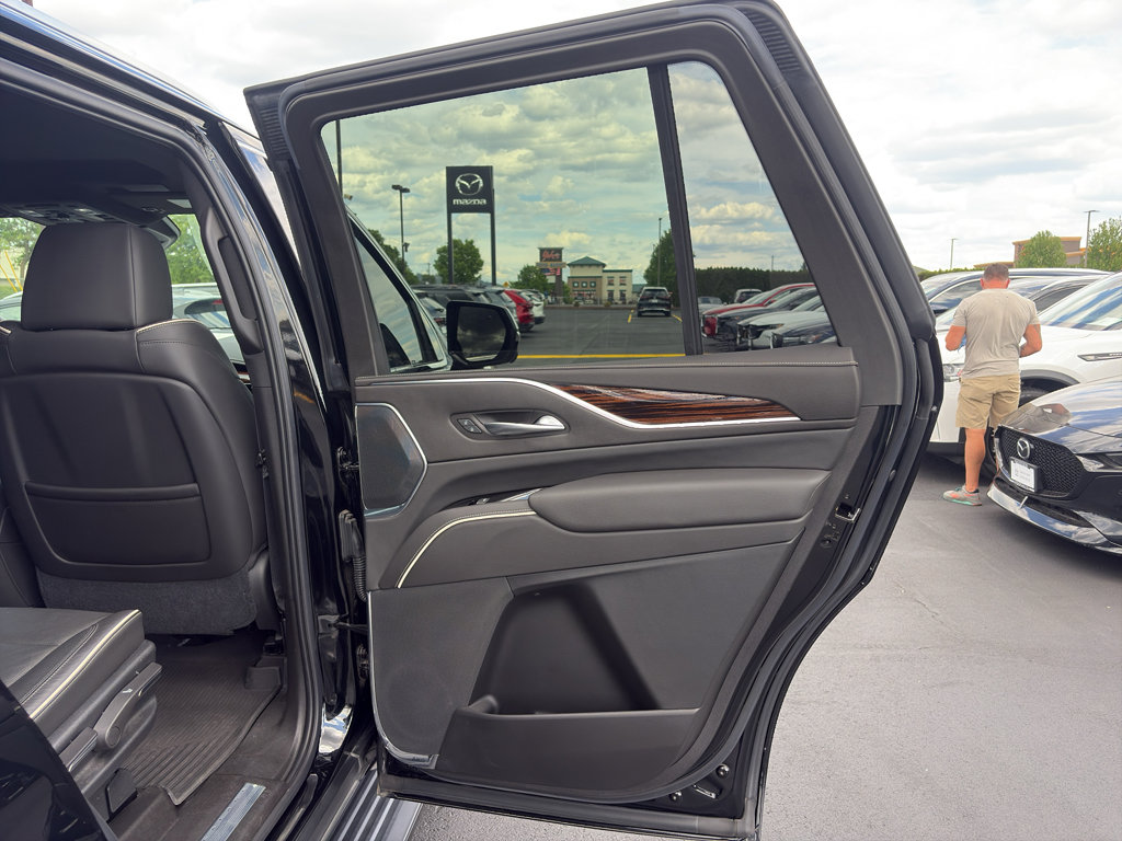 Used 2021 Cadillac Escalade Premium Luxury AWD/4WD image 17
