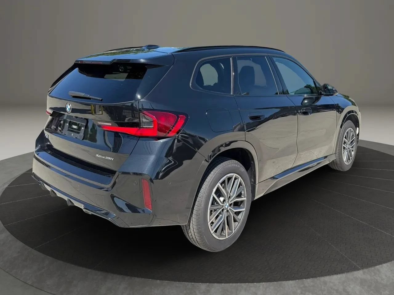 Used 2023 BMW X1 xDrive28i w/ M Sport Package AWD/4WD image 5