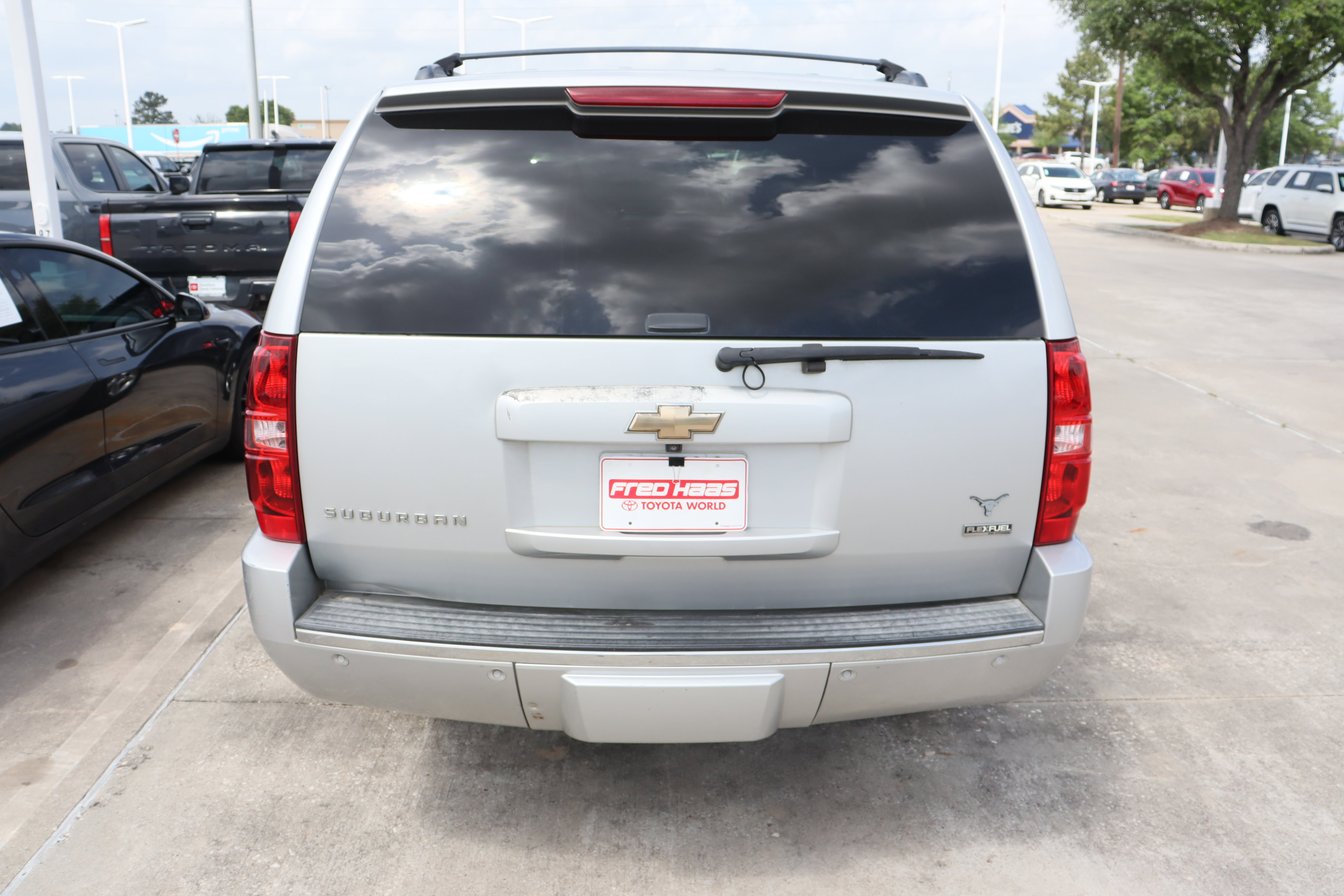 Used 2010 Chevrolet Suburban LTZ image 8