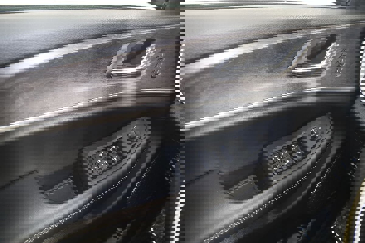 Used 2024 Jeep Grand Cherokee Limited w/ Luxury Tech Group II image 31