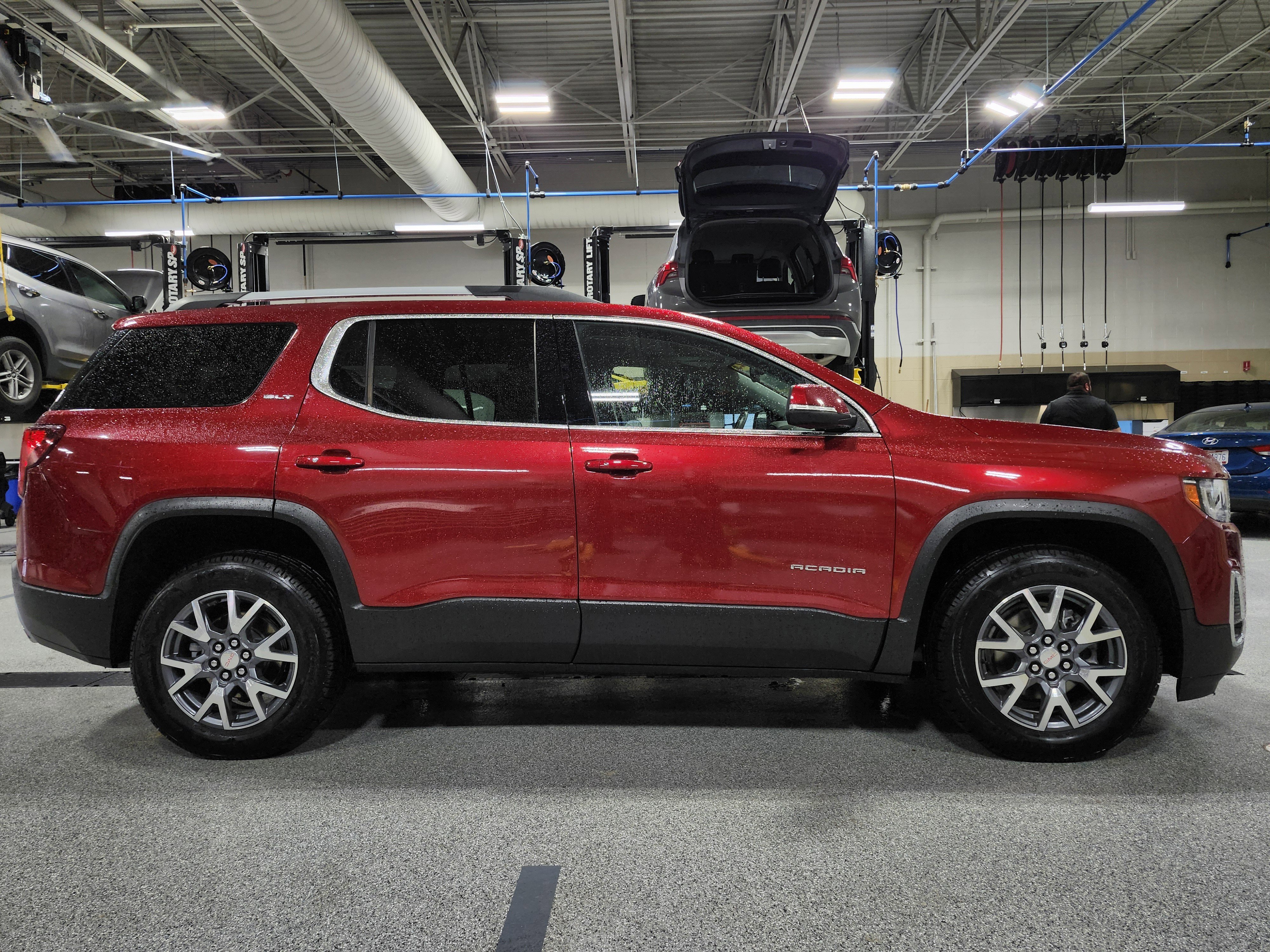 Used 2023 GMC Acadia SLT image 2