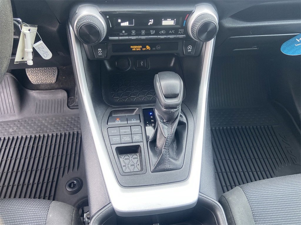 Used 2022 Toyota RAV4 LE image 18
