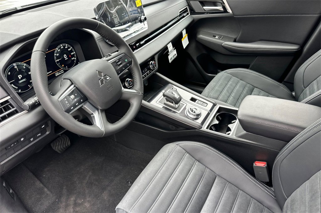 New 2025 Mitsubishi Outlander SE image 11