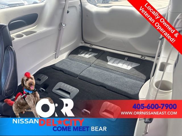 Used 2023 Chrysler Pacifica Touring-L image 12
