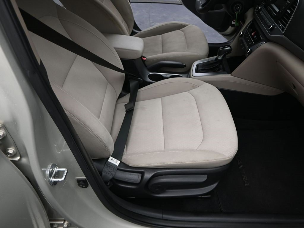 Used 2017 Hyundai Elantra SE w/ Cargo Package image 29