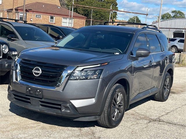 Used 2024 Nissan Pathfinder SV image 2