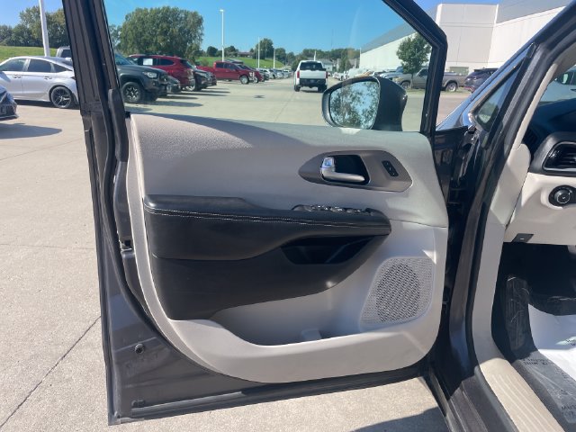Used 2021 Chrysler Pacifica Touring-L FWD image 20
