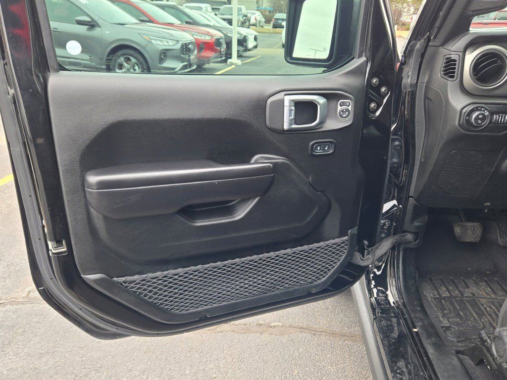 Used 2021 Jeep Gladiator Willys AWD/4WD image 16