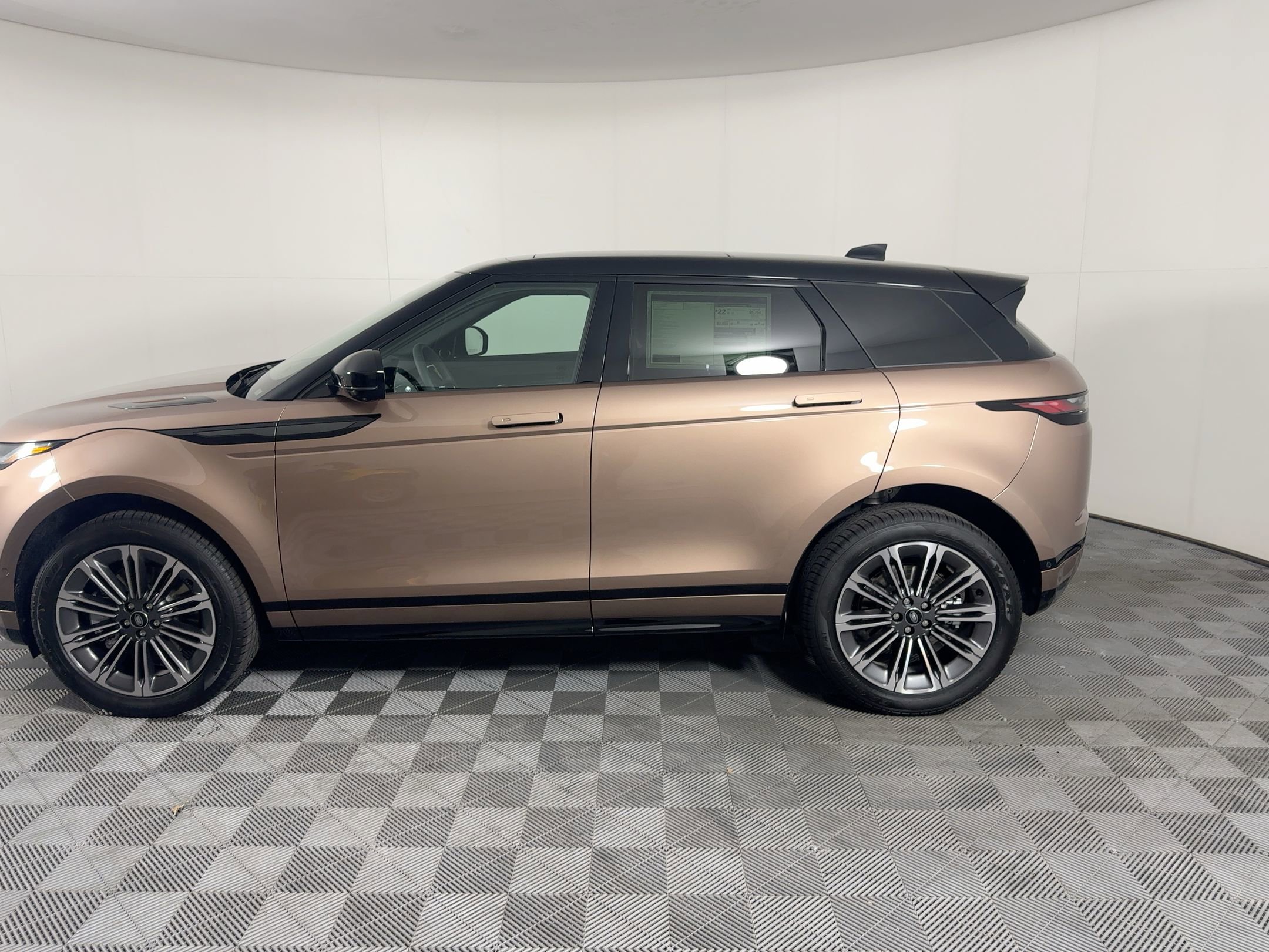 New 2026 Land Rover Range Rover Evoque Dynamic SE AWD/4WD image 2