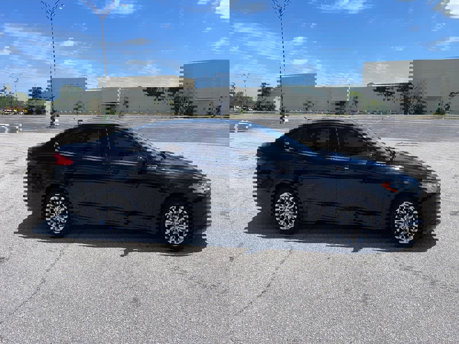 Used 2017 Ford Fusion SE w/ Fusion SE Technology Package image 8