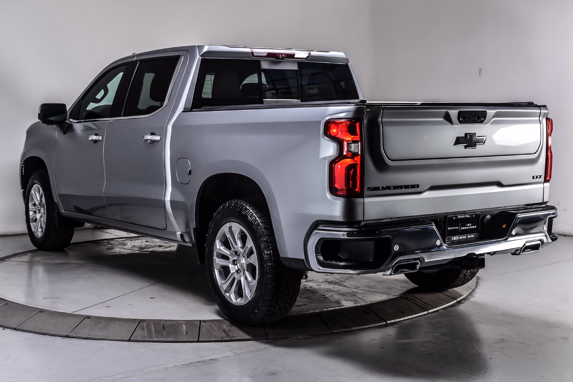 Used 2024 Chevrolet Silverado 1500 LTZ w/ LTZ Premium Package AWD/4WD image 4