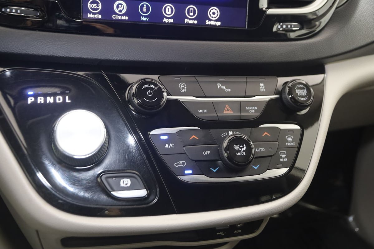 Used 2020 Chrysler Pacifica Touring FWD image 27