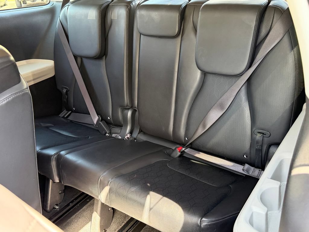 Used 2024 Kia Carnival EX FWD image 22
