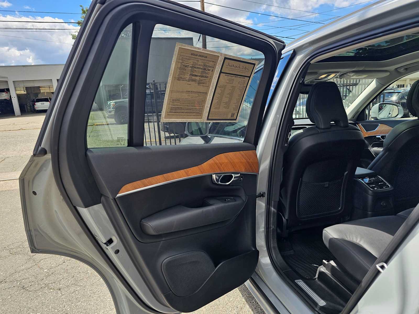 Certified 2025 Volvo XC90 T8 Plus w/ Protection Package Premier AWD/4WD image 17