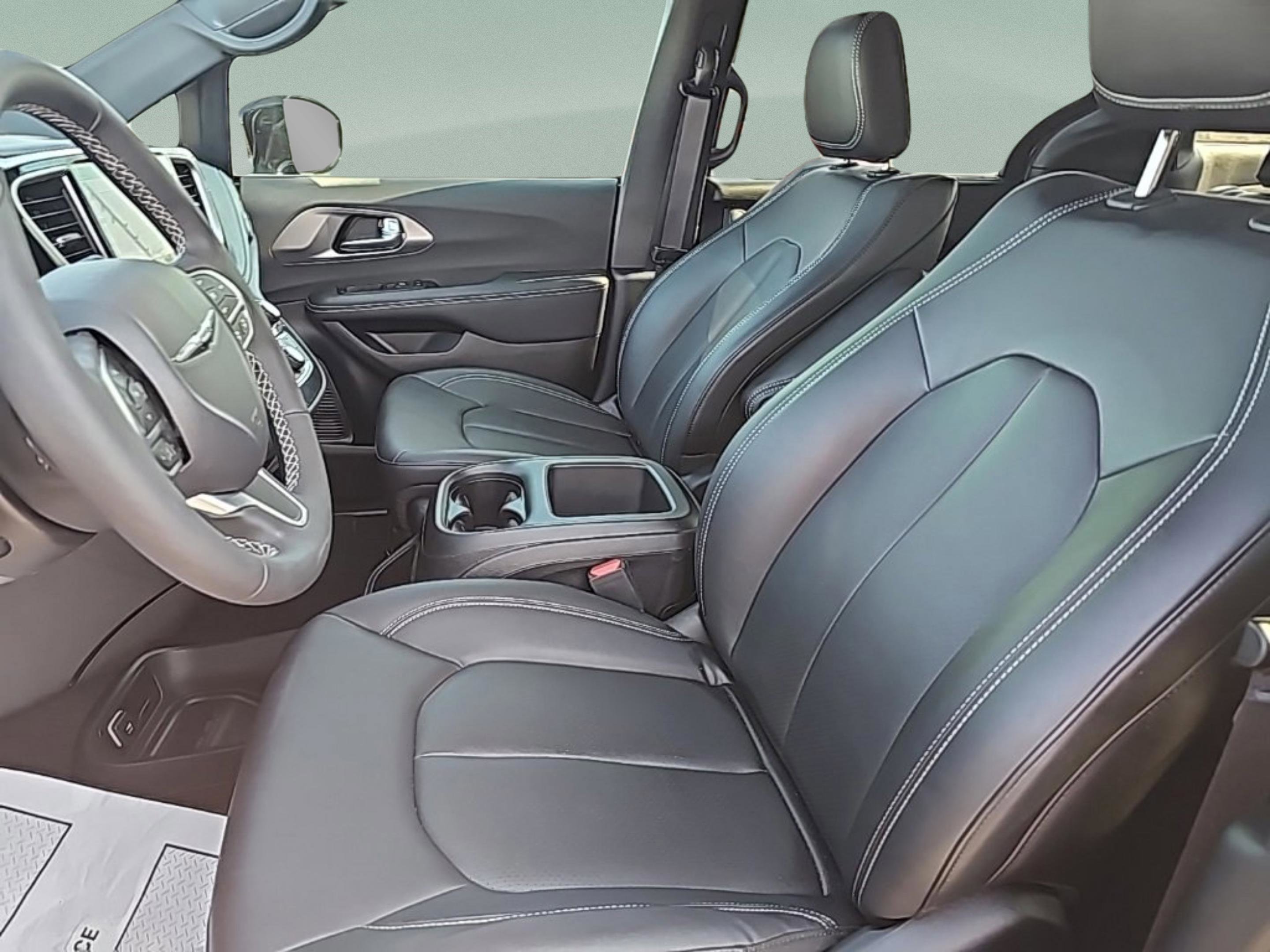 Used 2026 Chrysler Pacifica Select image 27