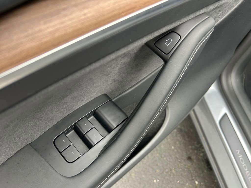 Used 2025 Tesla Model Y Performance image 23