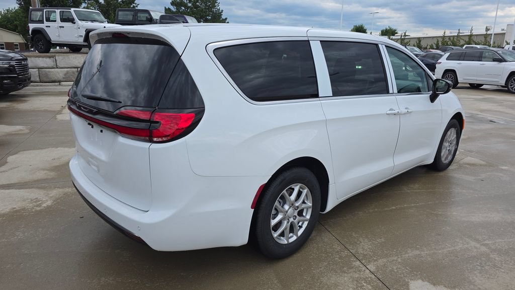 New 2027 Chrysler Pacifica Select FWD image 5