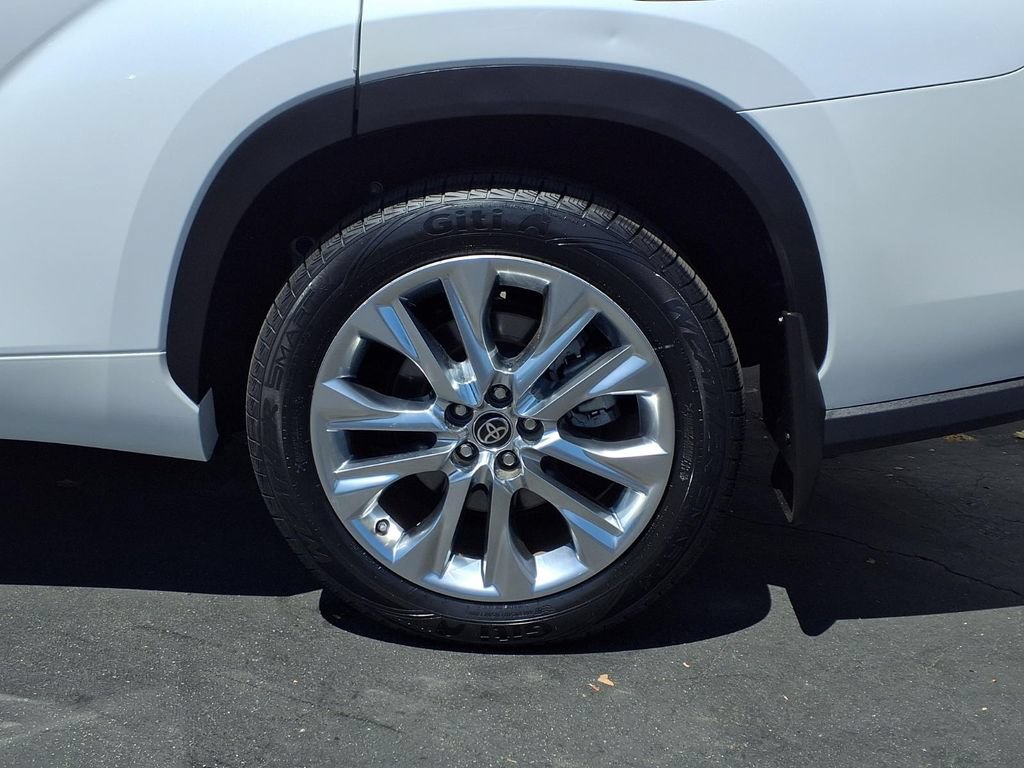 Used 2023 Toyota Highlander Limited FWD image 4