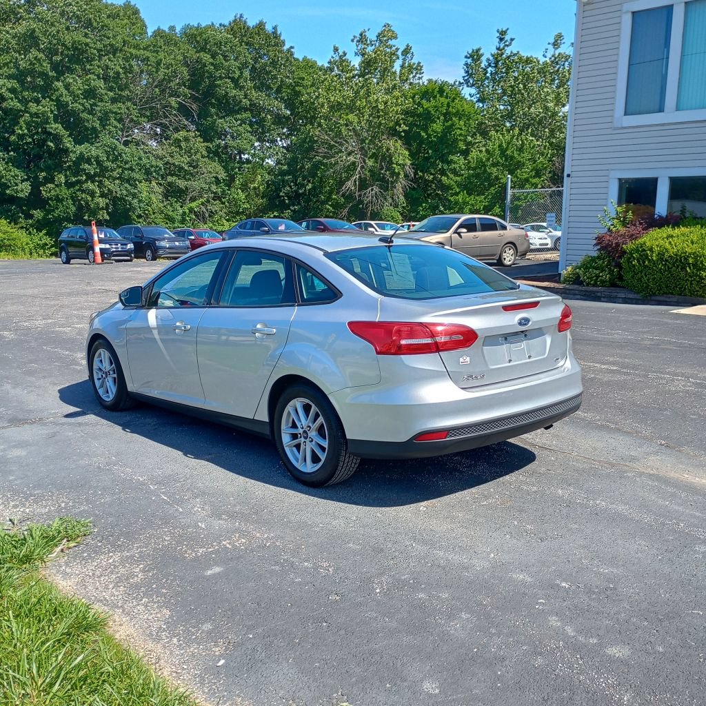 Used 2018 Ford Focus SE w/ Cold Weather Package FWD image 3