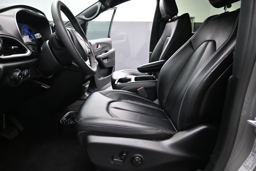 Used 2025 Chrysler Pacifica Select FWD image 10