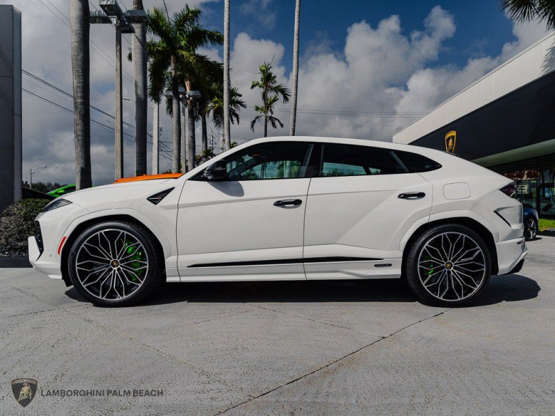 Used 2025 Lamborghini Urus SE AWD/4WD image 2