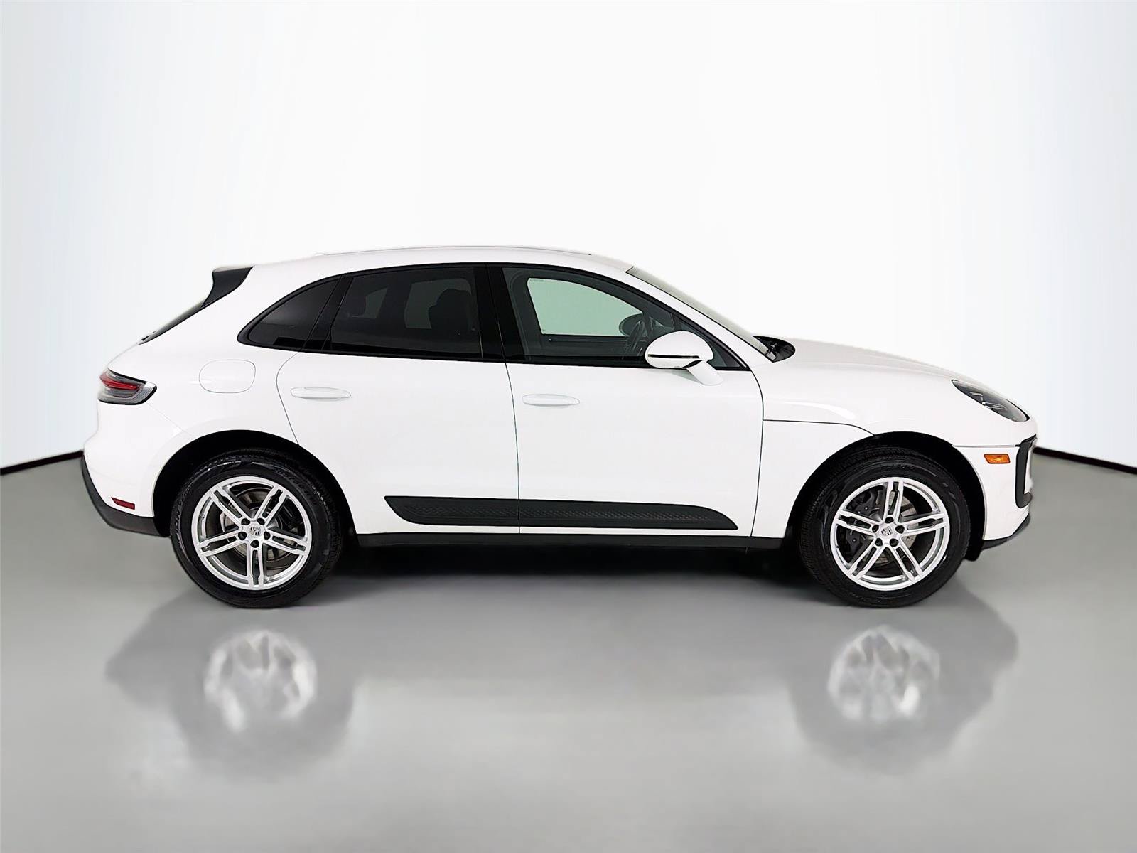 Certified 2022 Porsche Macan AWD/4WD image 27