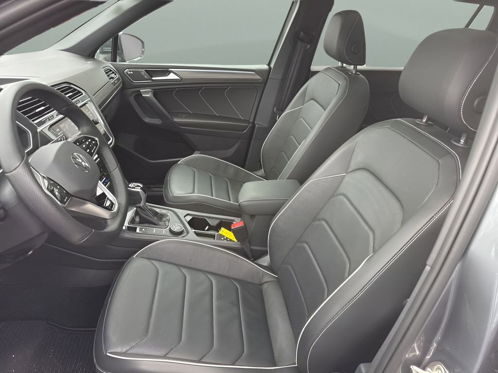 Used 2023 Volkswagen Tiguan SEL R-Line AWD/4WD image 9
