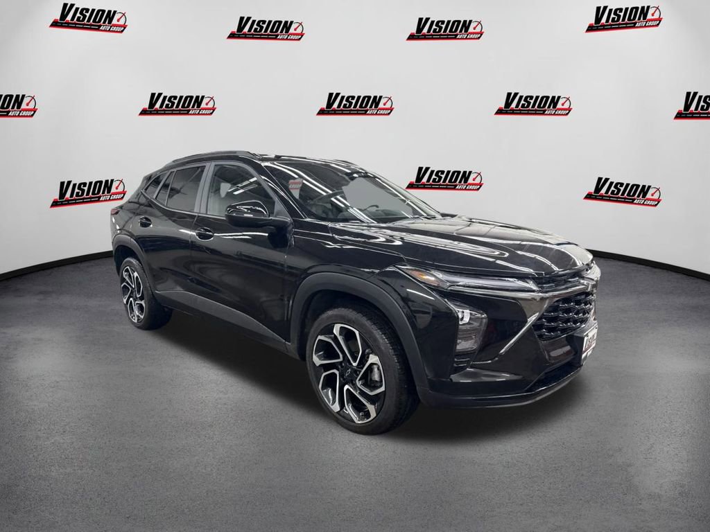 Used 2025 Chevrolet Trax RS image 3