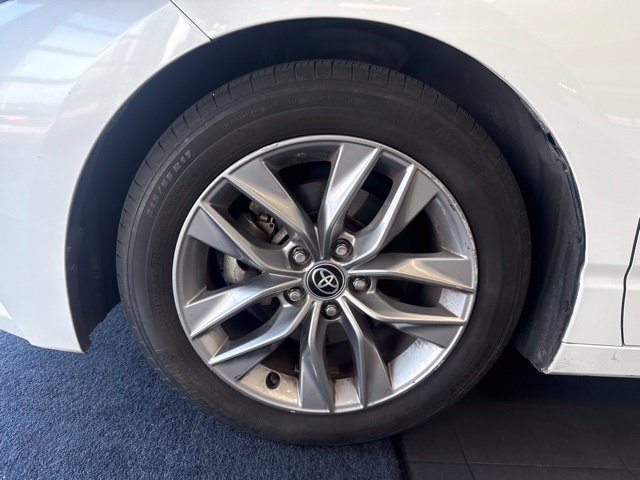 Used 2022 Toyota Avalon XLE FWD image 2