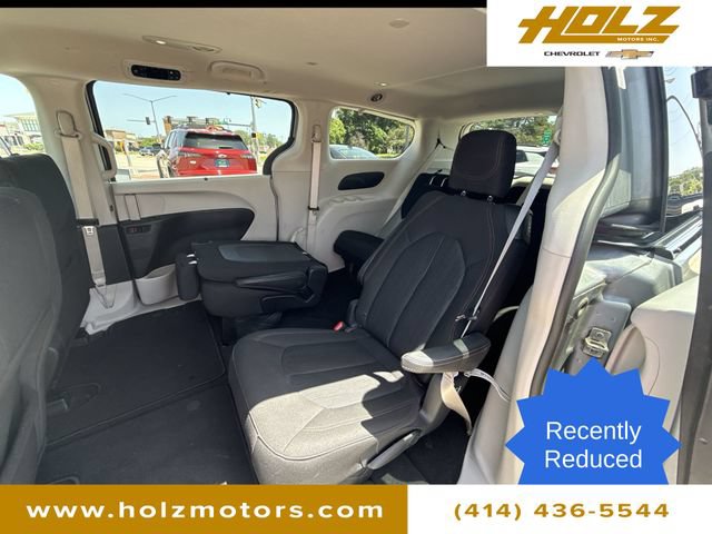 Used 2020 Chrysler Pacifica Touring FWD image 23
