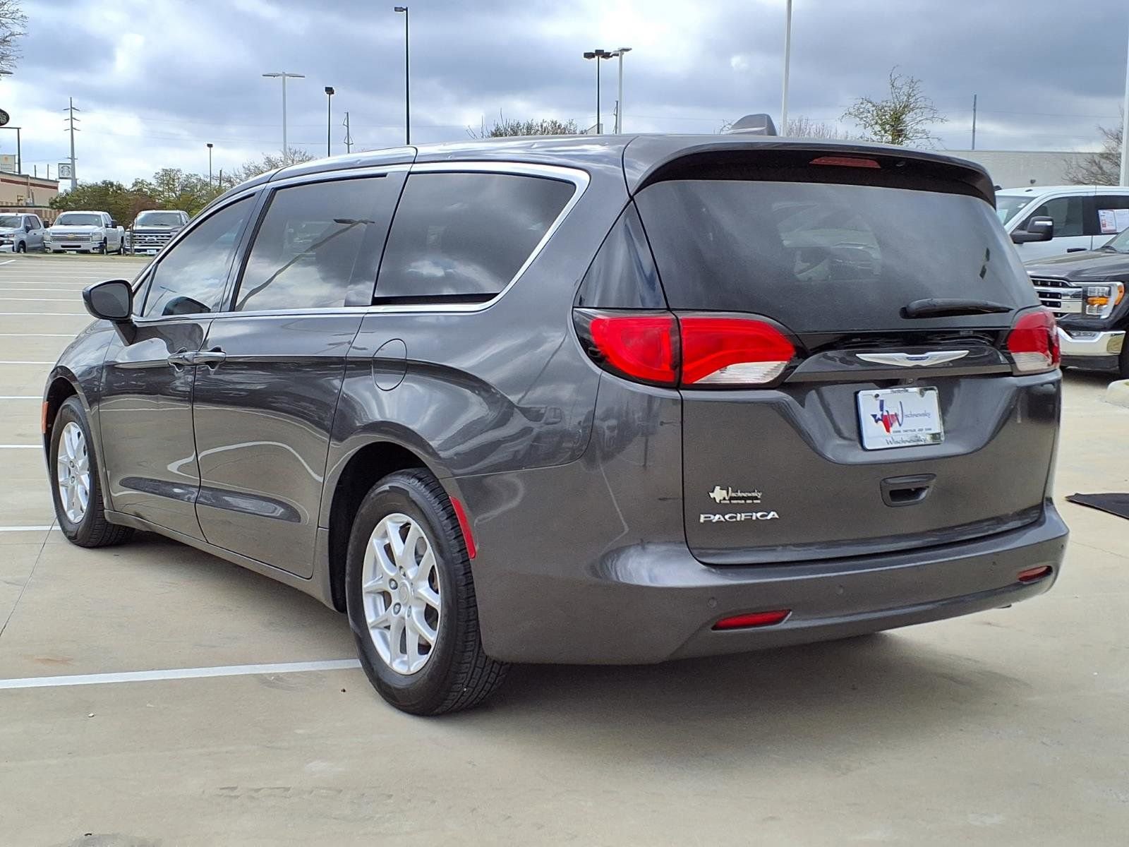 Used 2019 Chrysler Pacifica LX FWD image 2