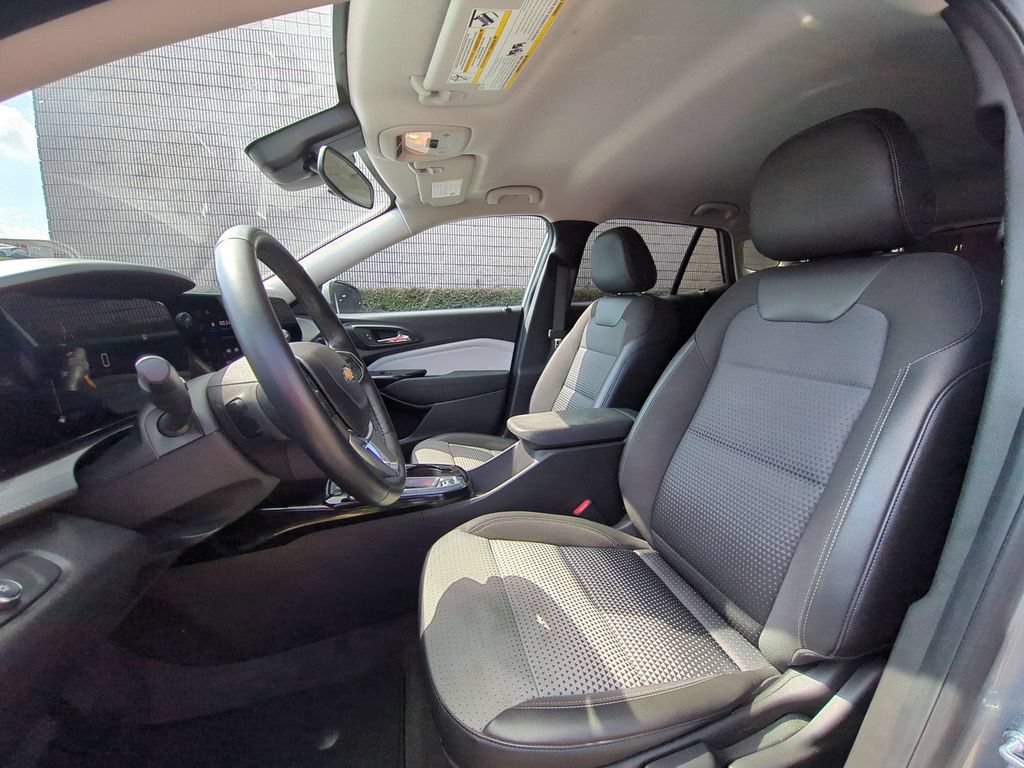 Used 2025 Chevrolet Trax LT w/ LT Convenience Package FWD image 24
