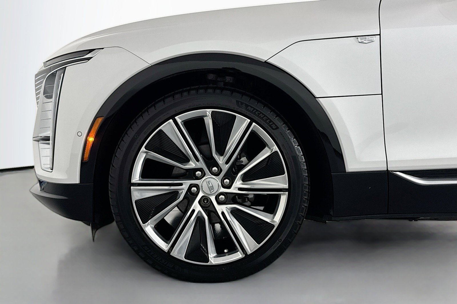 Used 2025 Cadillac Lyriq Luxury w/ LPO, Floor Liner Package AWD/4WD image 10