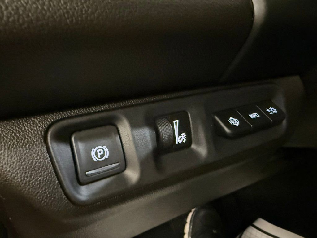 Used 2023 GMC Acadia SLT w/ Technology Package image 39