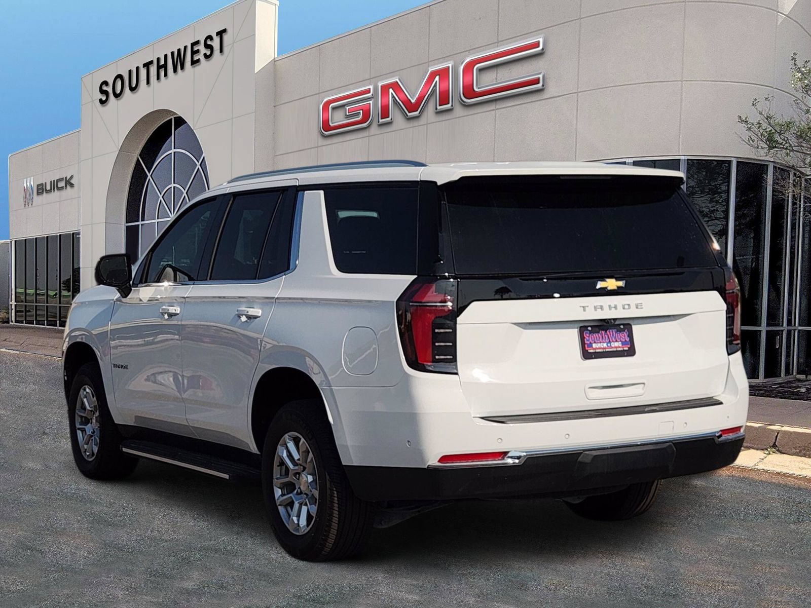 Used 2025 Chevrolet Tahoe LS RWD image 4