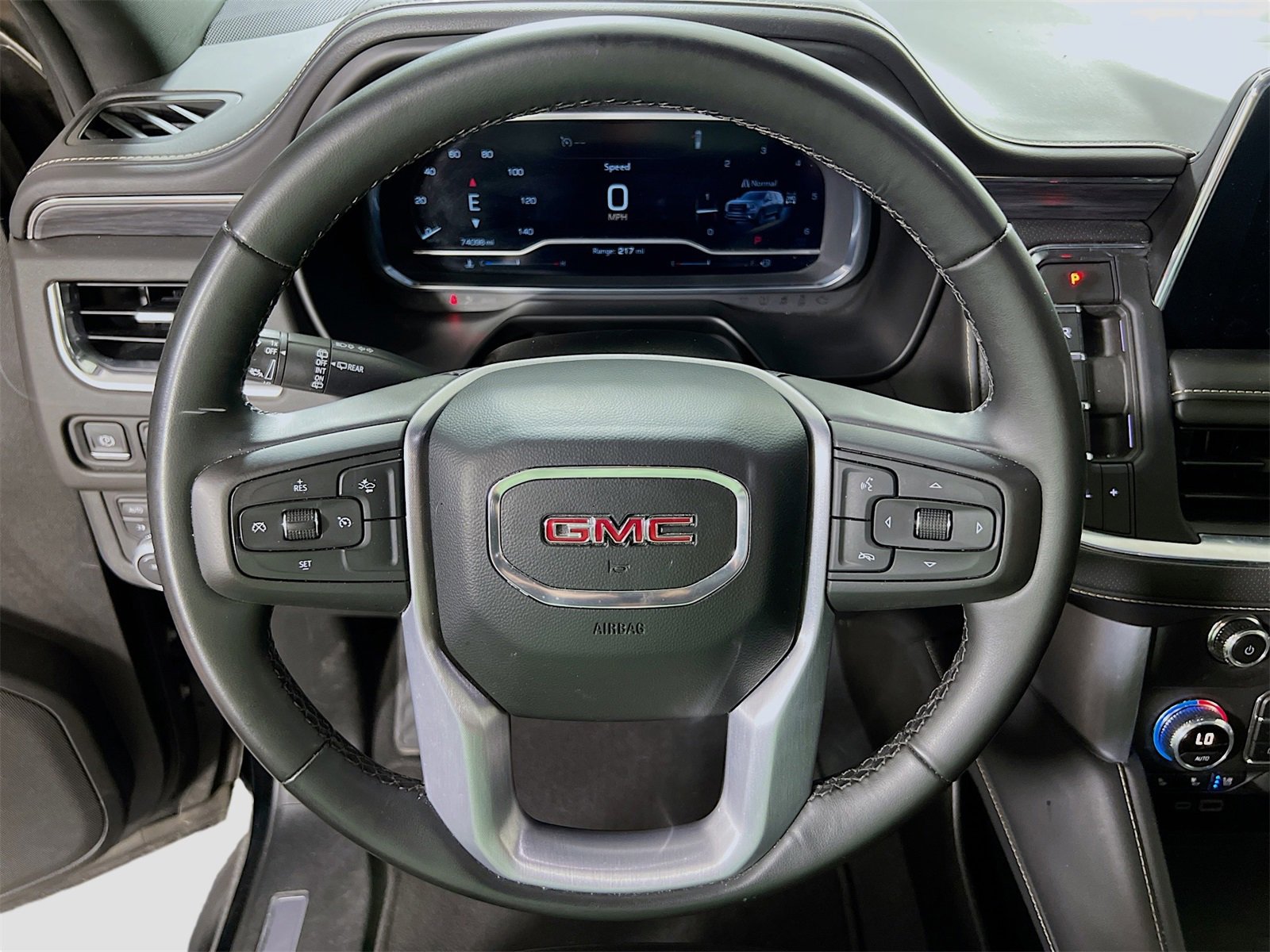 Used 2023 GMC Yukon XL SLT image 13