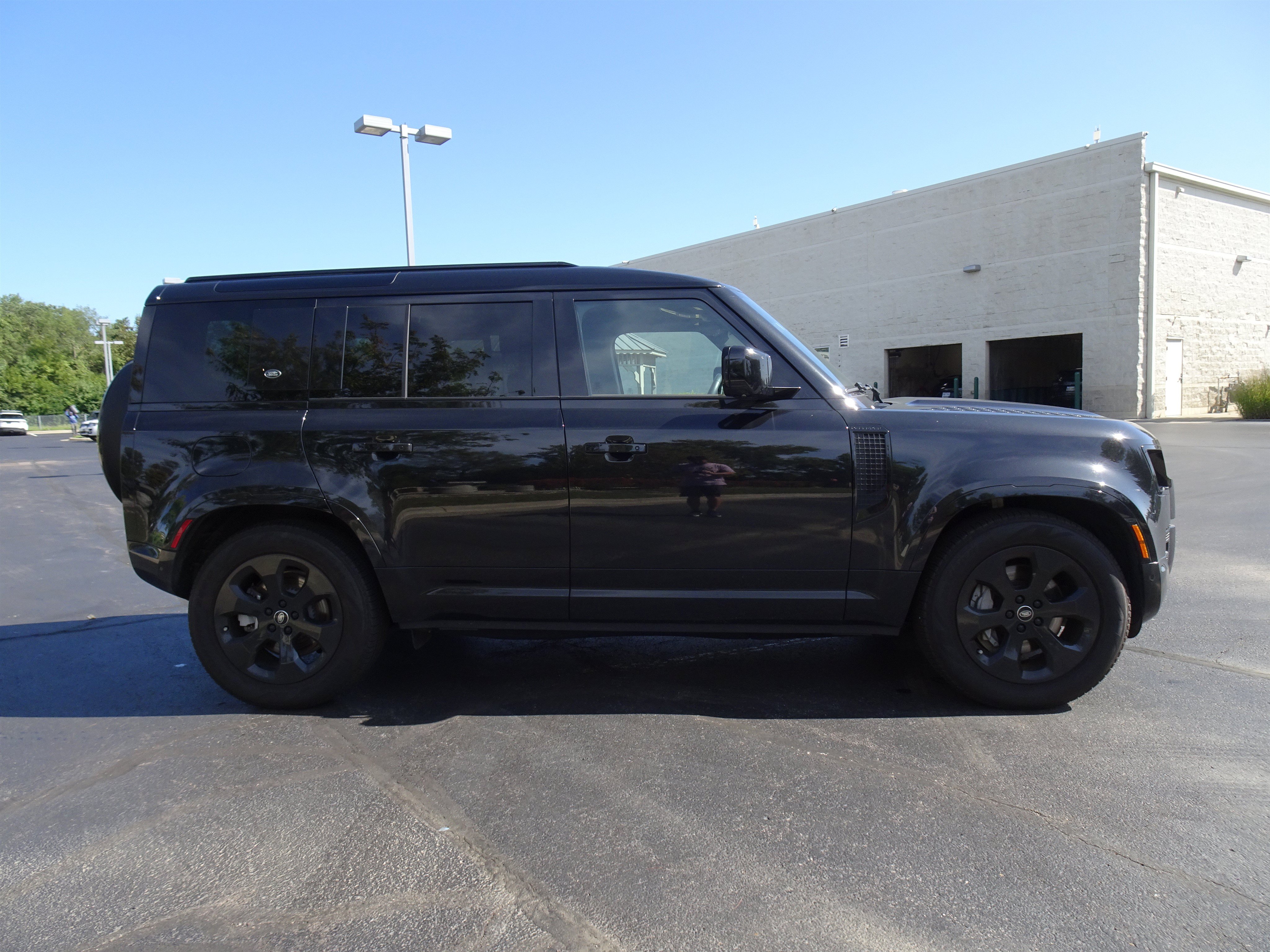 Certified 2024 Land Rover Defender 110 X-Dynamic SE AWD/4WD image 7