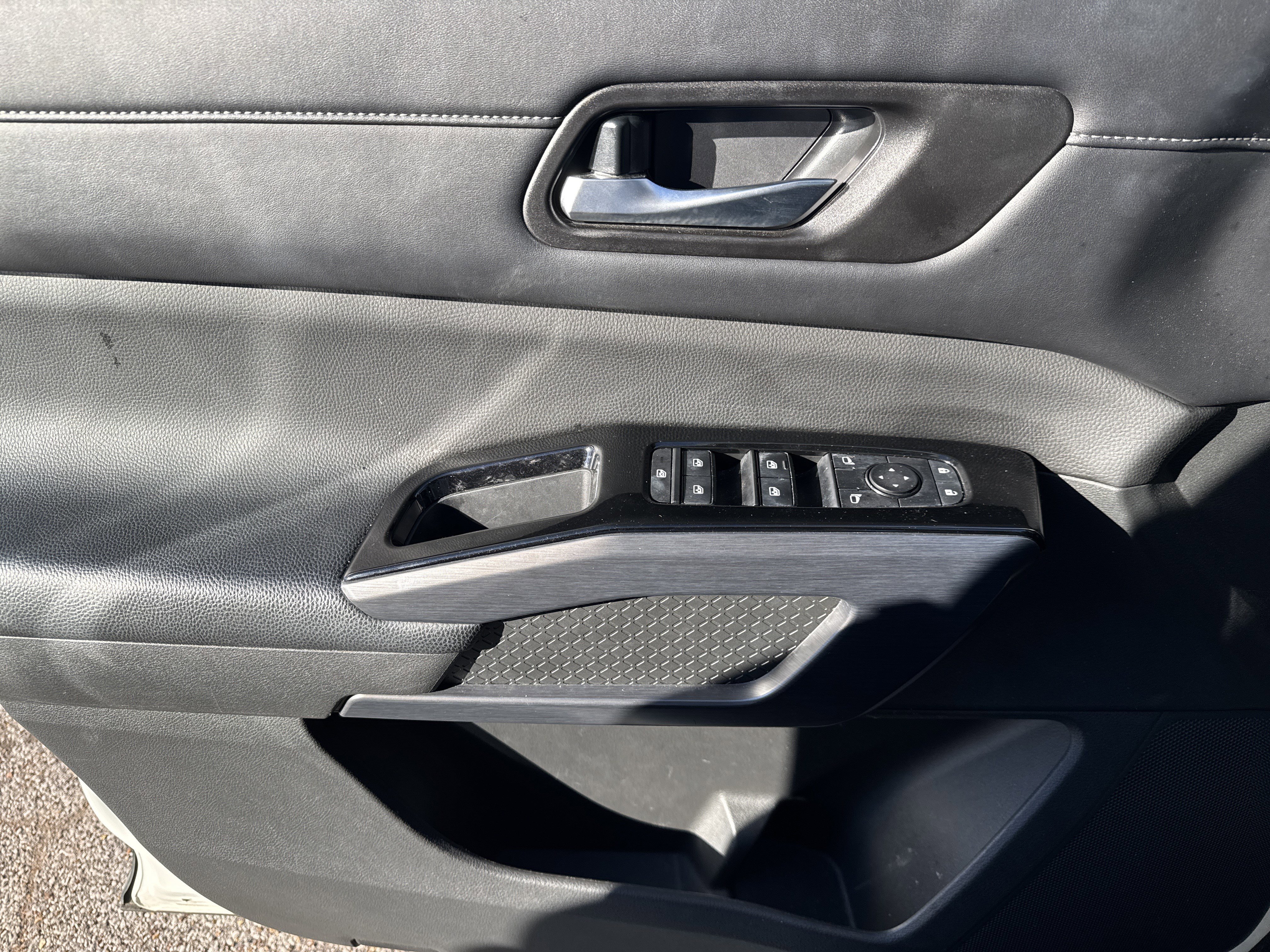 Used 2023 Nissan Pathfinder SL image 14