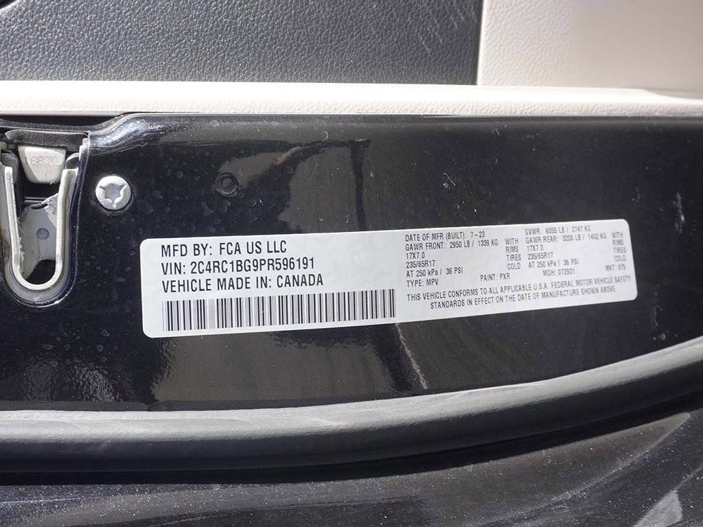 Used 2023 Chrysler Pacifica Touring-L image 47