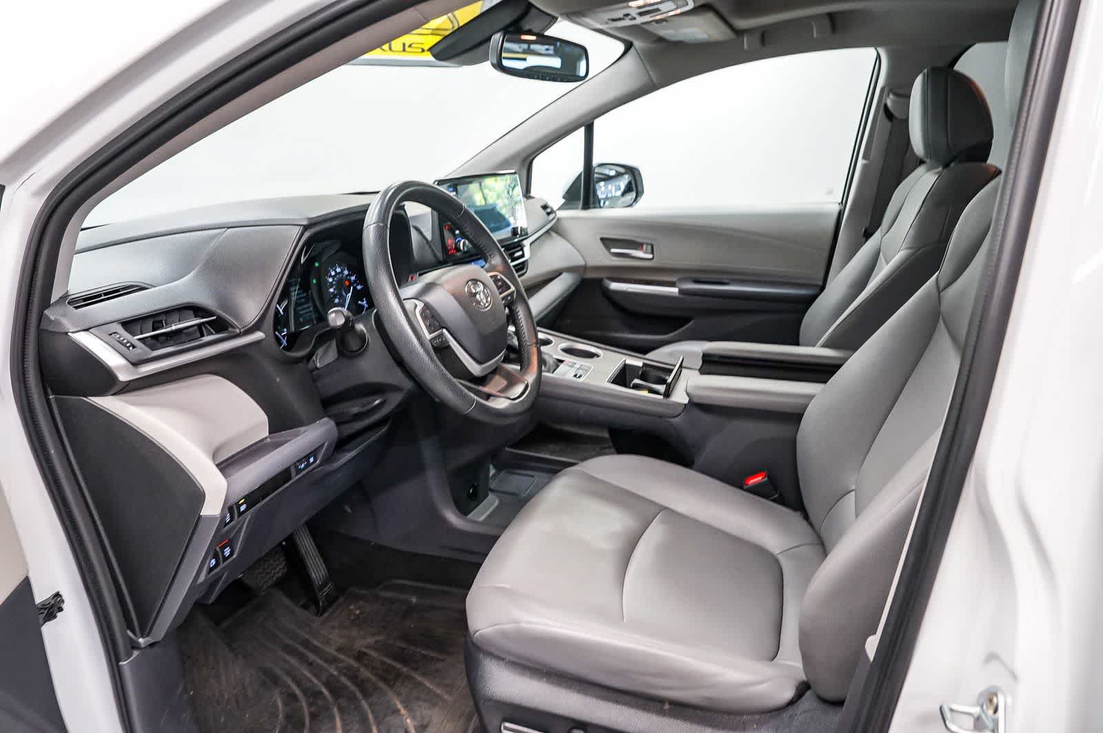 Used 2023 Toyota Sienna XLE FWD image 13