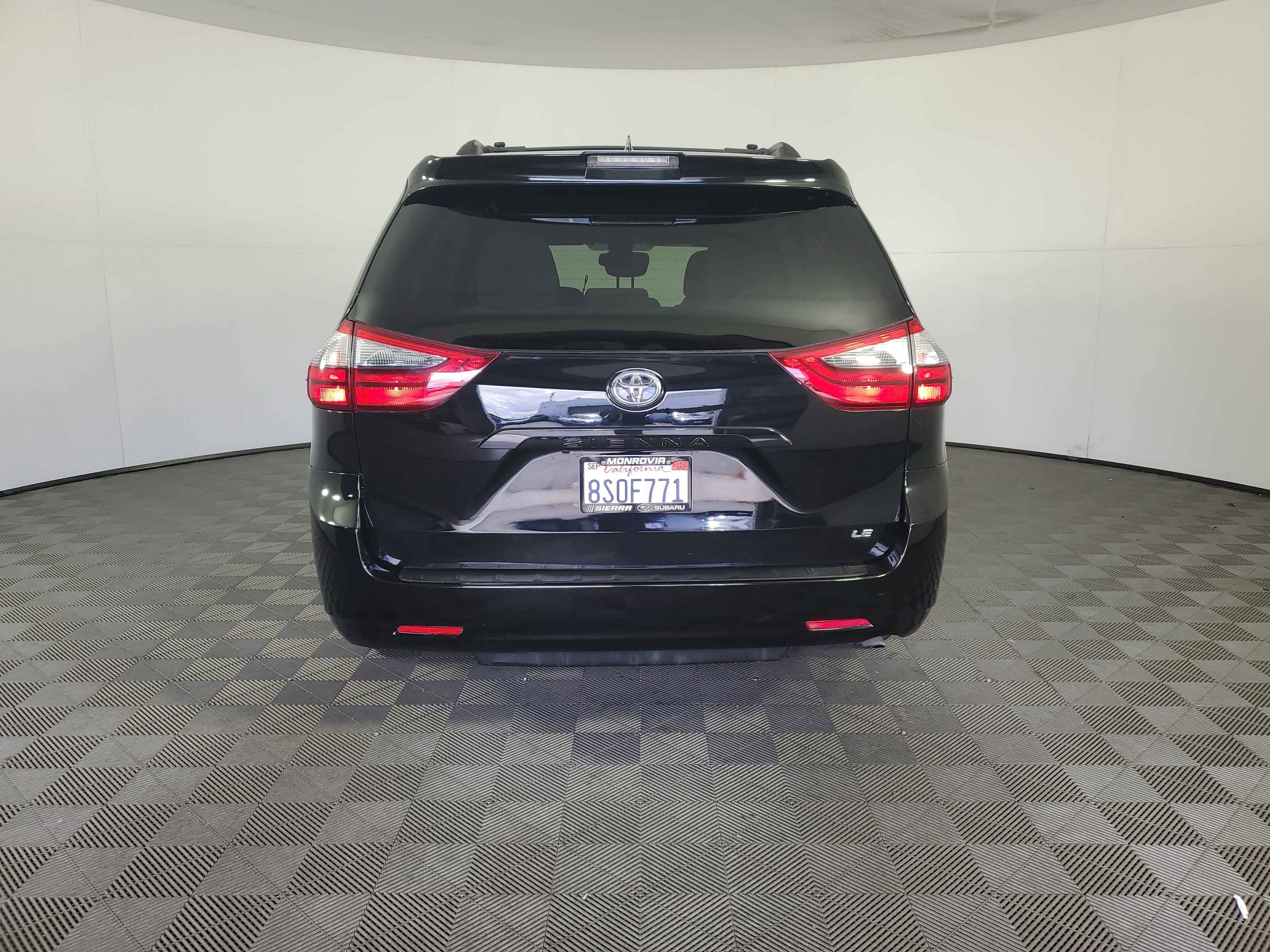 Used 2020 Toyota Sienna LE w/ Carpet Mat Package FWD image 5