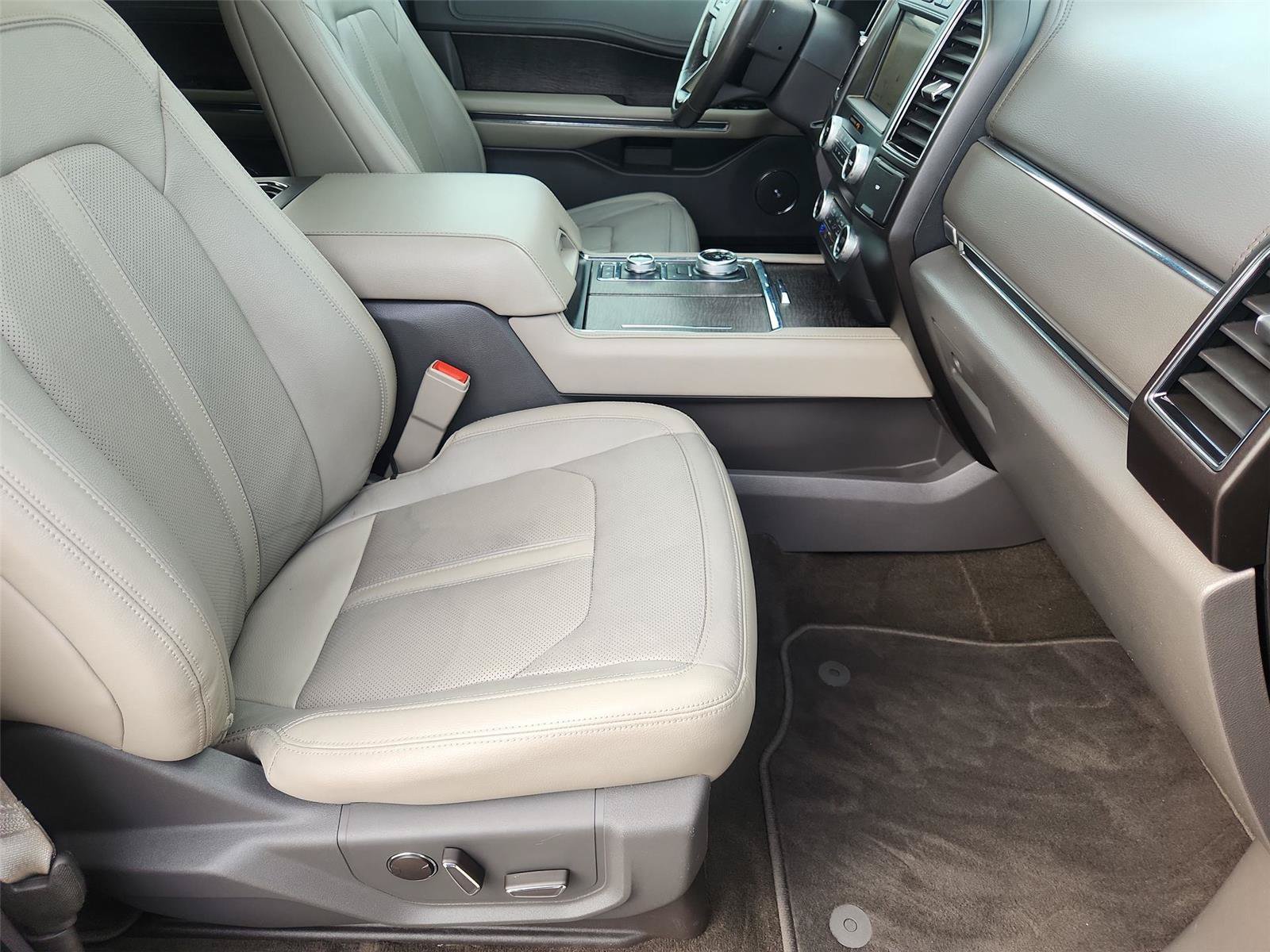 Used 2019 Ford Expedition Limited w/ Equipment Group 302A AWD/4WD image 29